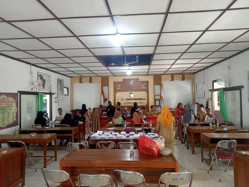 Pembagian Beras CBP Tahap III Kalurahan Hargorejo, Polsek Kokap Bantu Amankan Lokasi